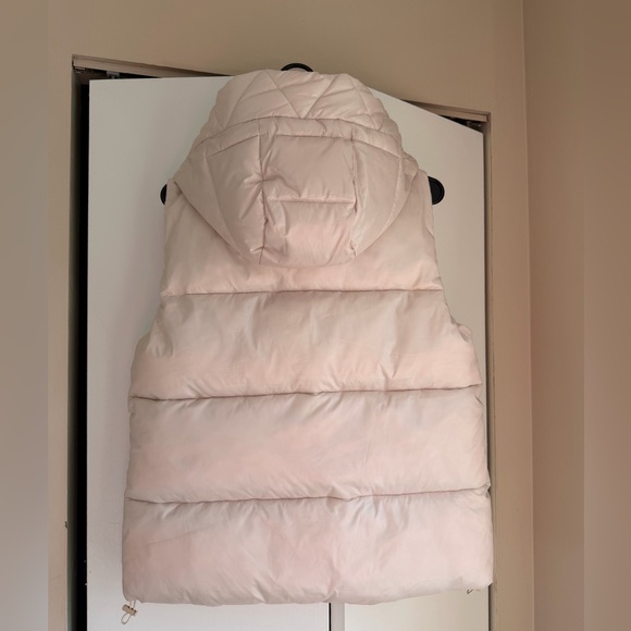 Gap heavyweight puffer vest in an off-white color with detachable oversized hood - Picture 2 of 5